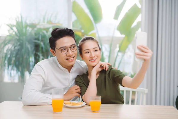 Mooi Jong Stel Maken Selfie Met Behulp Van Een Smartphone — Stockfoto