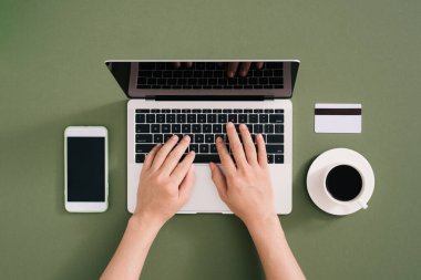 Minimum çalışma alanı üzerinde dizüstü bilgisayar kullanan bir insan. Renk arkaplanı ve kopyalama alanı.