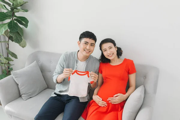 Portret Van Een Gelukkige Zwangere Vrouw Met Baby Shirt Van — Stockfoto