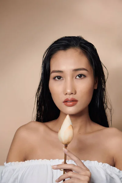 Čerstvá Přírodní Kůže Atraktivní Smyslná Žena Opálenou Kůží Drží Sušené — Stock fotografie