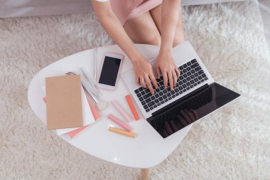 Serbest çalışan girişimci Sme satıcısı dizüstü bilgisayarda siparişi not ediyor. Online satış,