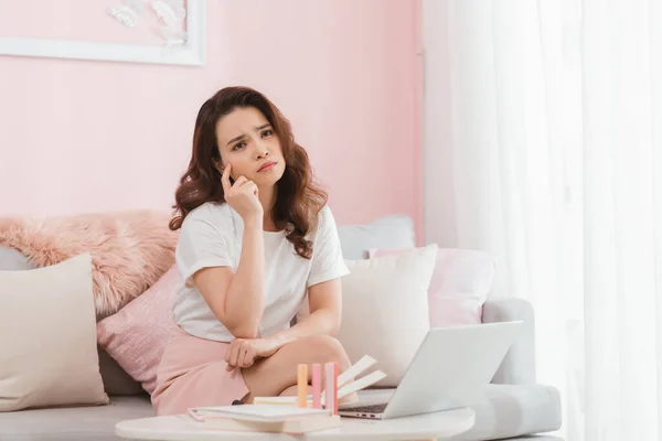 Las Mujeres Jóvenes Están Preocupadas Por Las Ventas Más Bajas — Foto de Stock