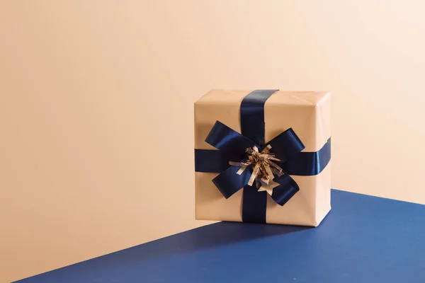 Caixa Presente Embrulhado Com Laço Fita Azul Isolado Fundo Azul — Fotografia de Stock