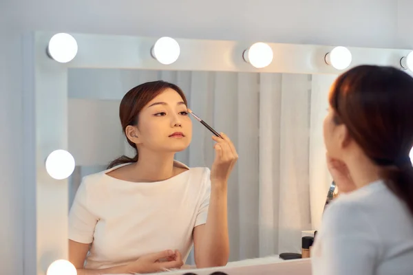 Belle Fille Asiatique Regardant Dans Miroir Appliquant Cosmétique Avec Pinceau — Photo