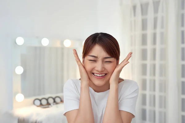 Bonito Rosto Jovem Mulher Asiática Sorridente Com Pele Limpa Fresca — Fotografia de Stock