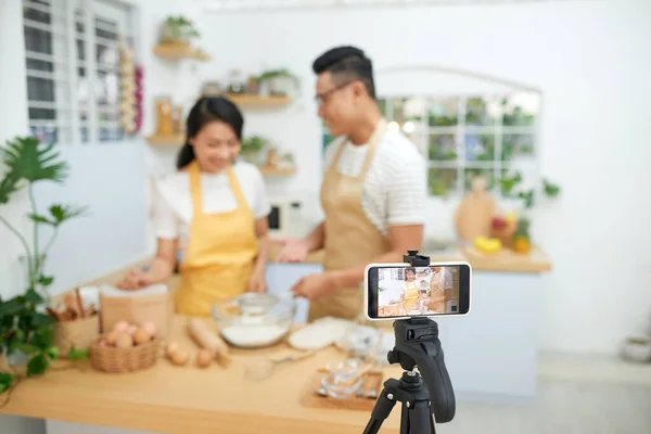 Joven Pareja Asiática Cocinando Juntos Grabando Video Vivo Para Vlog — Foto de Stock
