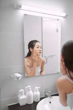 Kadın huzursuz bir göz ile.