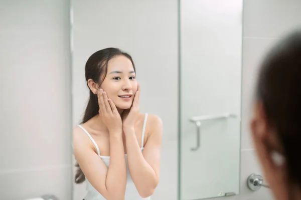 Belleza Cuidado Piel Concepto Gente Mujer Joven Sonriente Aplicando Crema — Foto de Stock