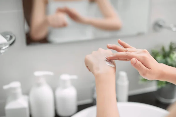 Schöne Junge Frau Nach Dem Bad Mit Creme Auf Verschwommenem — Stockfoto