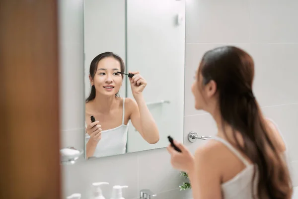 Jong Aziatische Vrouw Toepassing Mascara Badkamer — Stockfoto