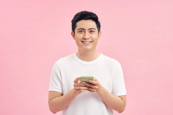 Usmívající Mladý Dobře Vypadající Asijský Muž Pomocí Smartphonu Dostat Kontaktu — Stock fotografie