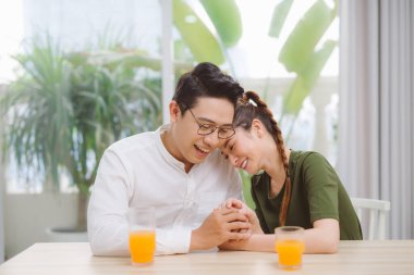 Birbirini seven bir çift kahvecide kahkaha atıyor.