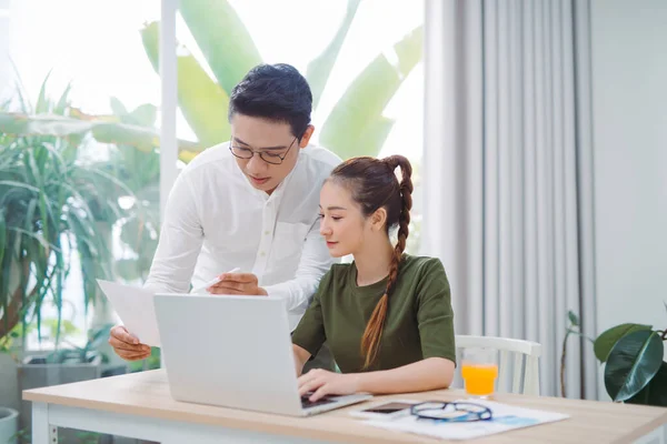 Hause Ein Modernes Paar Bereitet Sein Nächstes Urlaubsziel Laptop Vor — Stockfoto