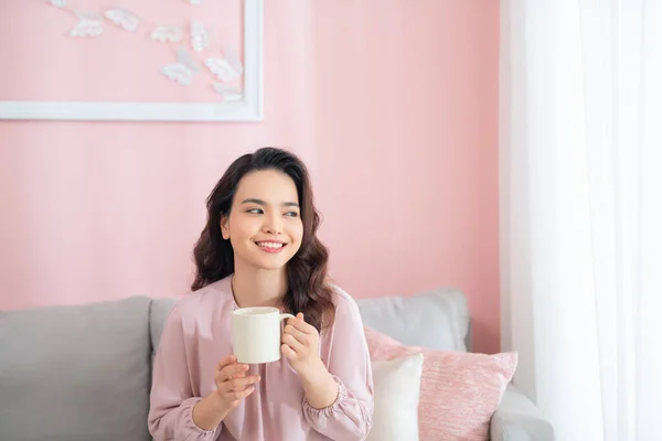 Atractiva Joven Asiática Bebiendo Café Cuando Sienta Sofá — Foto de Stock