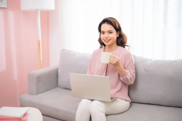 Piękna Azjatka Pracuje Laptopie Domu Siedzi Kanapie — Zdjęcie stockowe