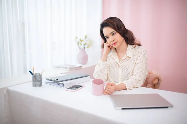 Retrato Una Joven Mujer Negocios Asiática Sintiéndose Cansada Oficina — Foto de Stock