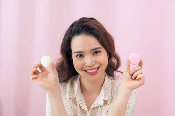 Joven Mujer Asiática Alegre Sosteniendo Dos Macarons Delante Ojos Sobre —  Fotos de Stock