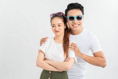 Genç, güzel bir kadın, arka planda bir erkek, ilişki, arkadaşlık, kavga, duygu..