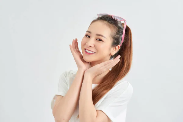 Jovem Atraente Asiático Mulher Relaxante Sobre Branco Fundo — Fotografia de Stock