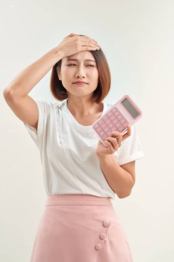 Stres, mutsuzluk, fatura ya da kayma endişesi ve ödeme veya aşırı alışveriş yükü için hesap makinesi ön tarafta