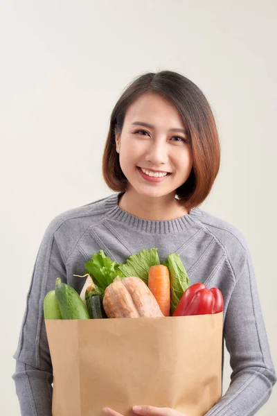 Horizontale Orientierung Farbbild Einer Frau Mit Einer Papiertüte Voller Gemüse — Stockfoto