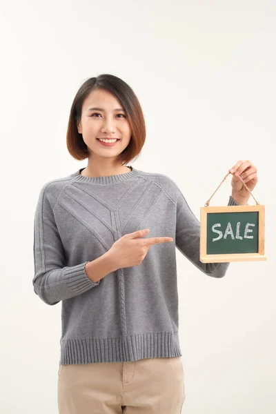 Ragazza Allegra Tenendo Bordo Pubblicità Con Parola Vendita Puntando Esso — Foto Stock