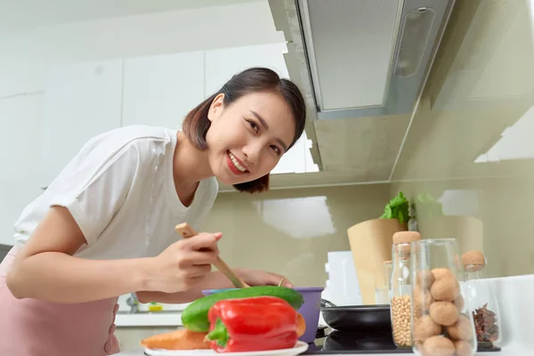 Mujer Joven Cocinando Cocina Comida Saludable Concepto Dieta Estilo Vida —  Fotos de Stock