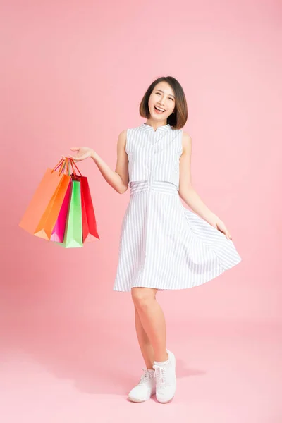 Glamour Vrouw Een Sundress Met Pakketten Een Roze Achtergrond Winkelen — Stockfoto