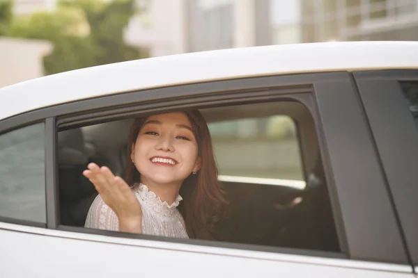Boldog Fiatal Csodálja Közúti Utazás Közben Autó Ablakon Mondván Hello — Stock Fotó