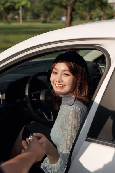 Joven Mujer Sonriente Consiguiendo Llaves Coche Nuevo Concepto Alquiler Coches — Foto de Stock