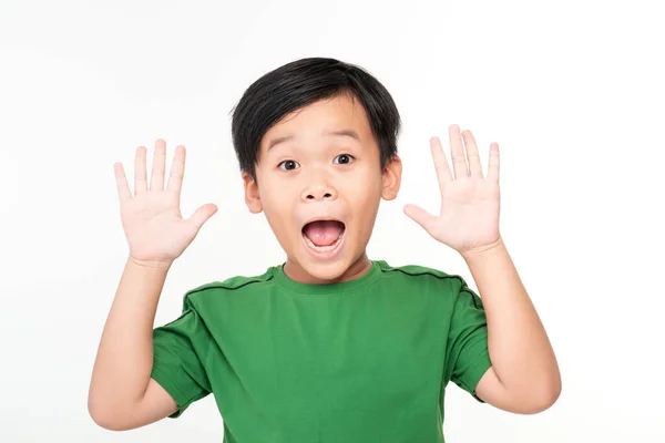 Φωτογραφία Του Σοκαρισμένου Μικρού Αγοριού Χέρι Ψηλά Στέκεται Απομονωμένο Πάνω — Φωτογραφία Αρχείου
