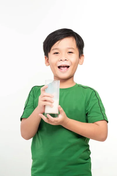 Bir Bardak Süt Beyaz Arka Plan Üzerinde Tutan Genç Asyalı — Stok fotoğraf