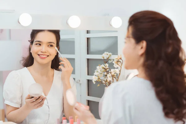Wanita Muda Dengan Cermin Saku Menggunakan Kuas Lembut Untuk Mengolesi — Stok Foto