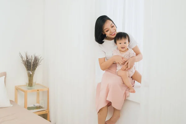 Feliz Día Madre Mamá Hija Niña Están Jugando Sonriendo Abrazando —  Fotos de Stock