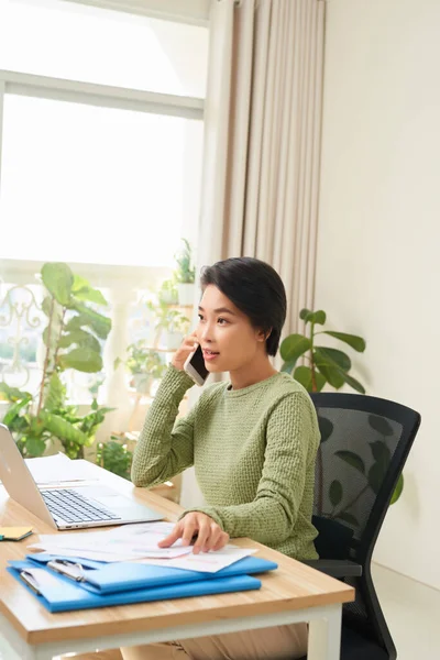 Aziatisch Vrouwelijke Ondernemer Praten Een Mobiele Telefoon Werken Een Laptop — Stockfoto