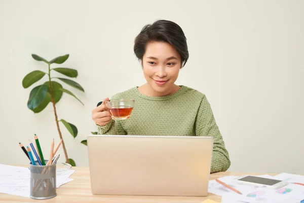 Empresária Tomando Uma Xícara Café Enquanto Usa Seu Laptop — Fotografia de Stock