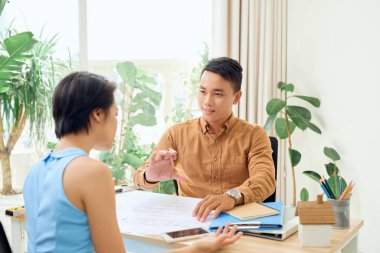 İş, teknoloji ve insan konsepti - ofiste çalışan mimarlar veya tasarımcılar