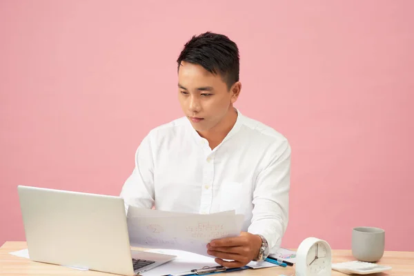 Jovem Homem Bonito Usando Laptop Seu Escritório Asiático — Fotografia de Stock