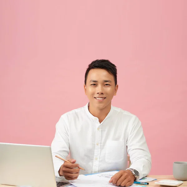 Junge Attraktive Asiatische Geschäftsmann Mit Laptop Sitzt Auf Schreibtisch Tisch — Stockfoto