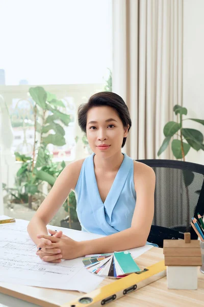 Retrato Joven Arquitecta Asiática Sentada Oficina —  Fotos de Stock