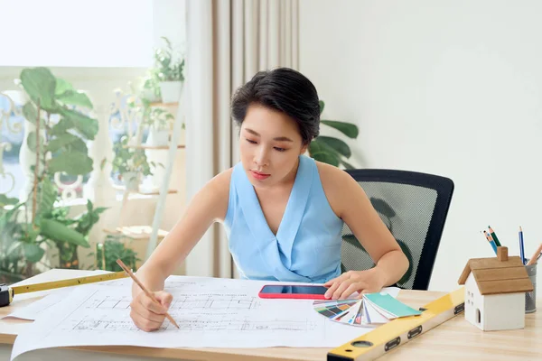 Mujer Asiática Arquitecta Estudiando Planos Oficina — Foto de Stock