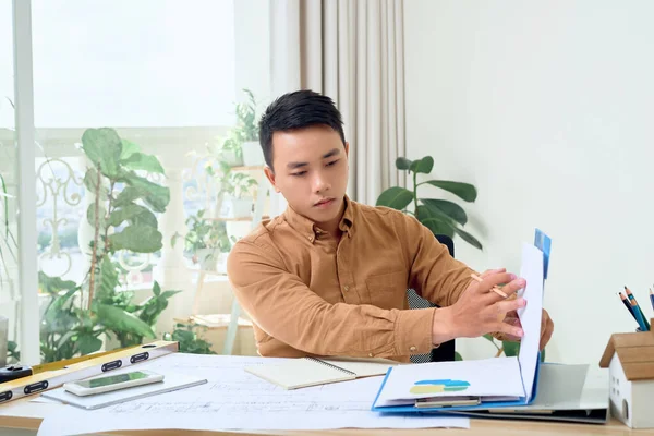 Arquiteto Masculino Trabalhando Com Planta Seu Escritório — Fotografia de Stock