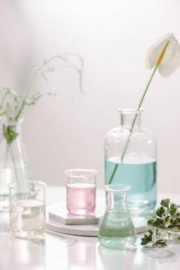 Uçucu yağlar ve masaya çiçek kompozisyonu