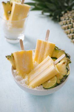 Bir kase üzerinde Ev yapımı Ananas Popsicles (seçici odak; yakın çekim)