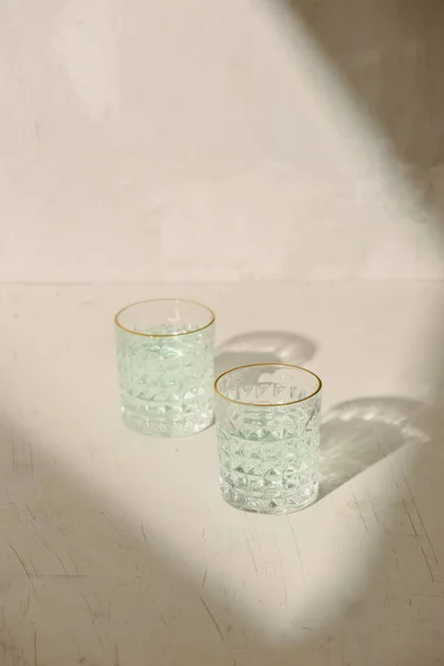Сонячна Тінь Столі Склянкою Води Мармуровою Пластиною — стокове фото