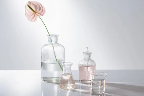 Piękna Kompozycja Próbki Perfum Kwiatów Stole — Zdjęcie stockowe