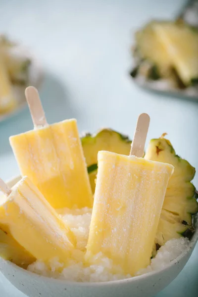 Algunas Paletas Piña Caseras Enfoque Selectivo Sobre Fondo Rústico — Foto de Stock