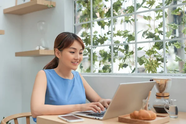 Zakelijke Vrouw Die Thuis Werkt Achter Het Raam Zit — Stockfoto