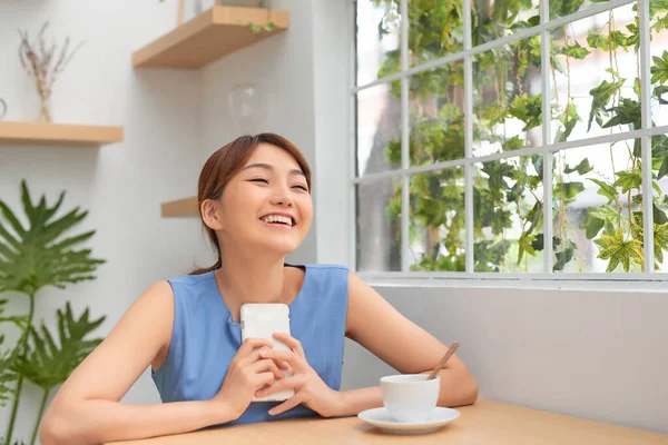 Retrato Joven Mujer Asiática Feliz Sonriendo Sosteniendo Teléfono Inteligente —  Fotos de Stock