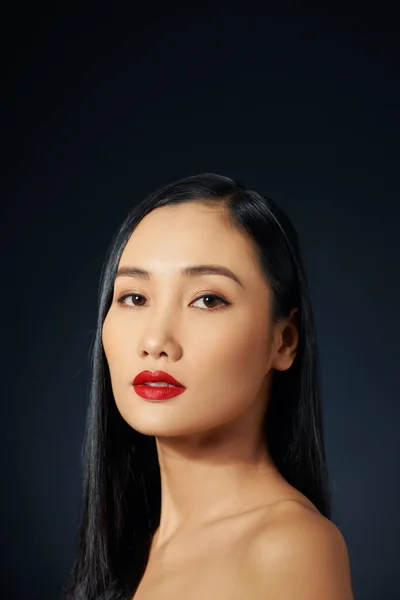 Schöne Asiatische Frau Mit Langen Haaren Posiert Studio Auf Schwarzem — Stockfoto